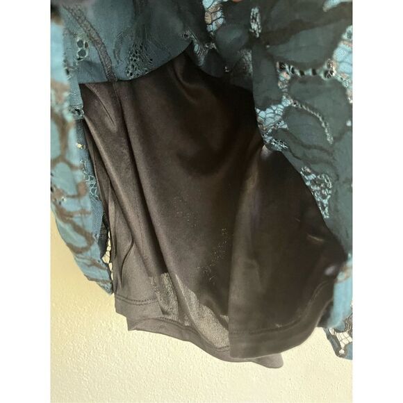 Venus 
Blue & Black Lace One Sleeve Dressy Ruffled Blouse, Size 6 - Picture 7 of 9